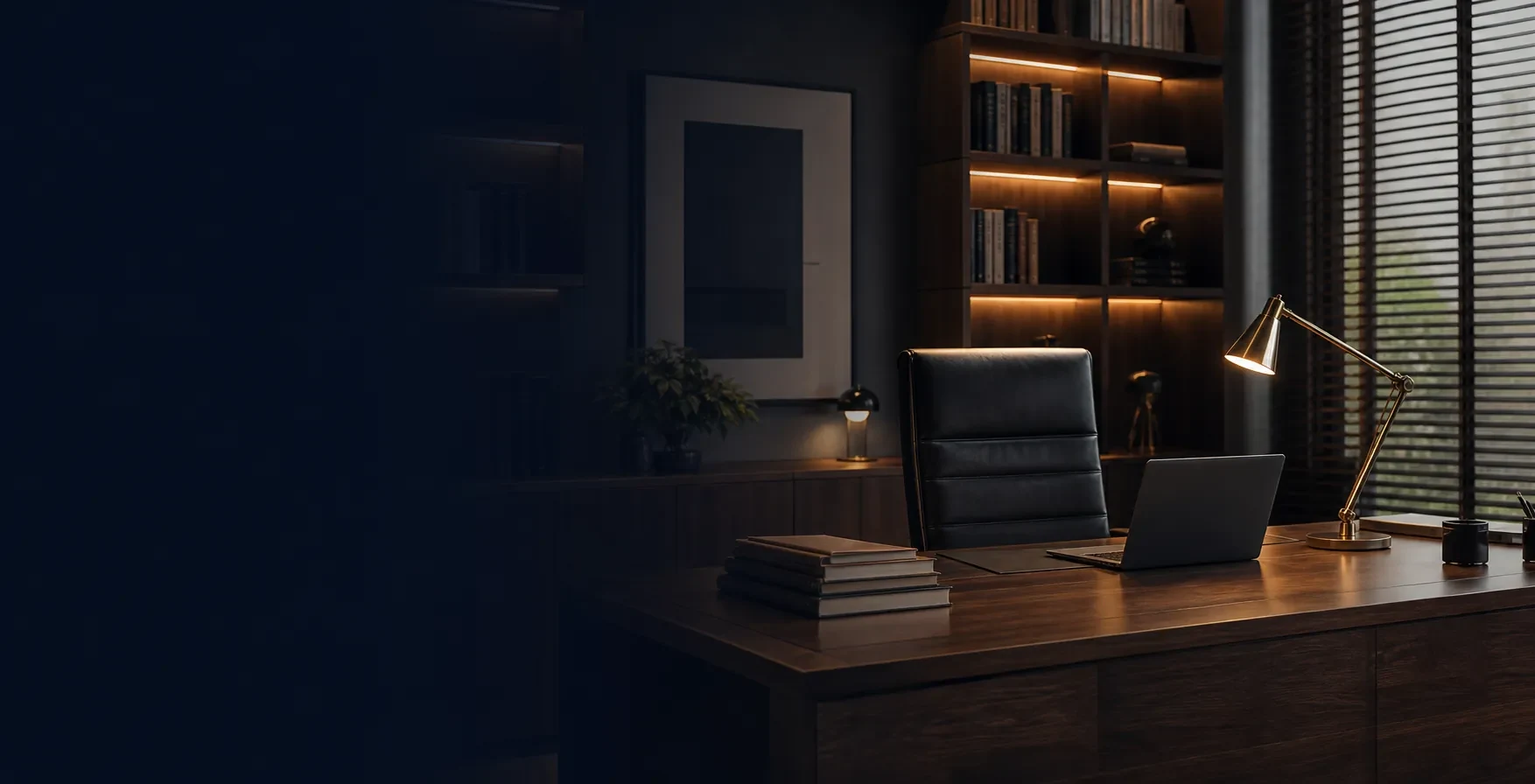 Escritório jurídico com mesa, notebook e livros de Direito